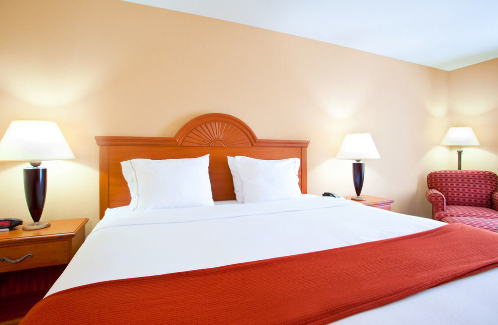 Holiday Inn Express Mineral Wells By Ihg Parkersburg Εξωτερικό φωτογραφία