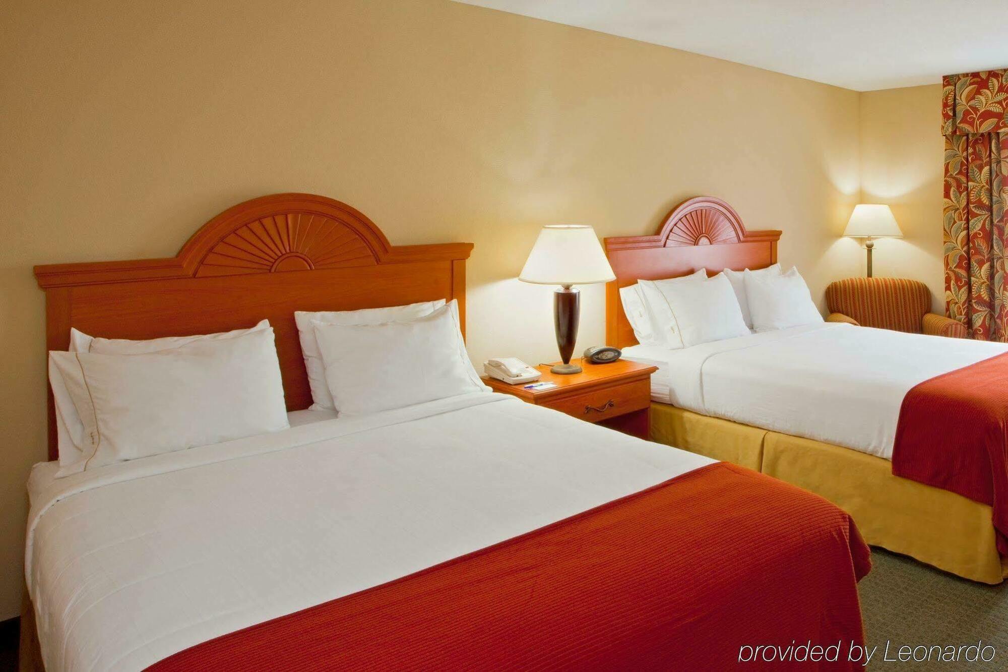 Holiday Inn Express Mineral Wells By Ihg Parkersburg Εξωτερικό φωτογραφία