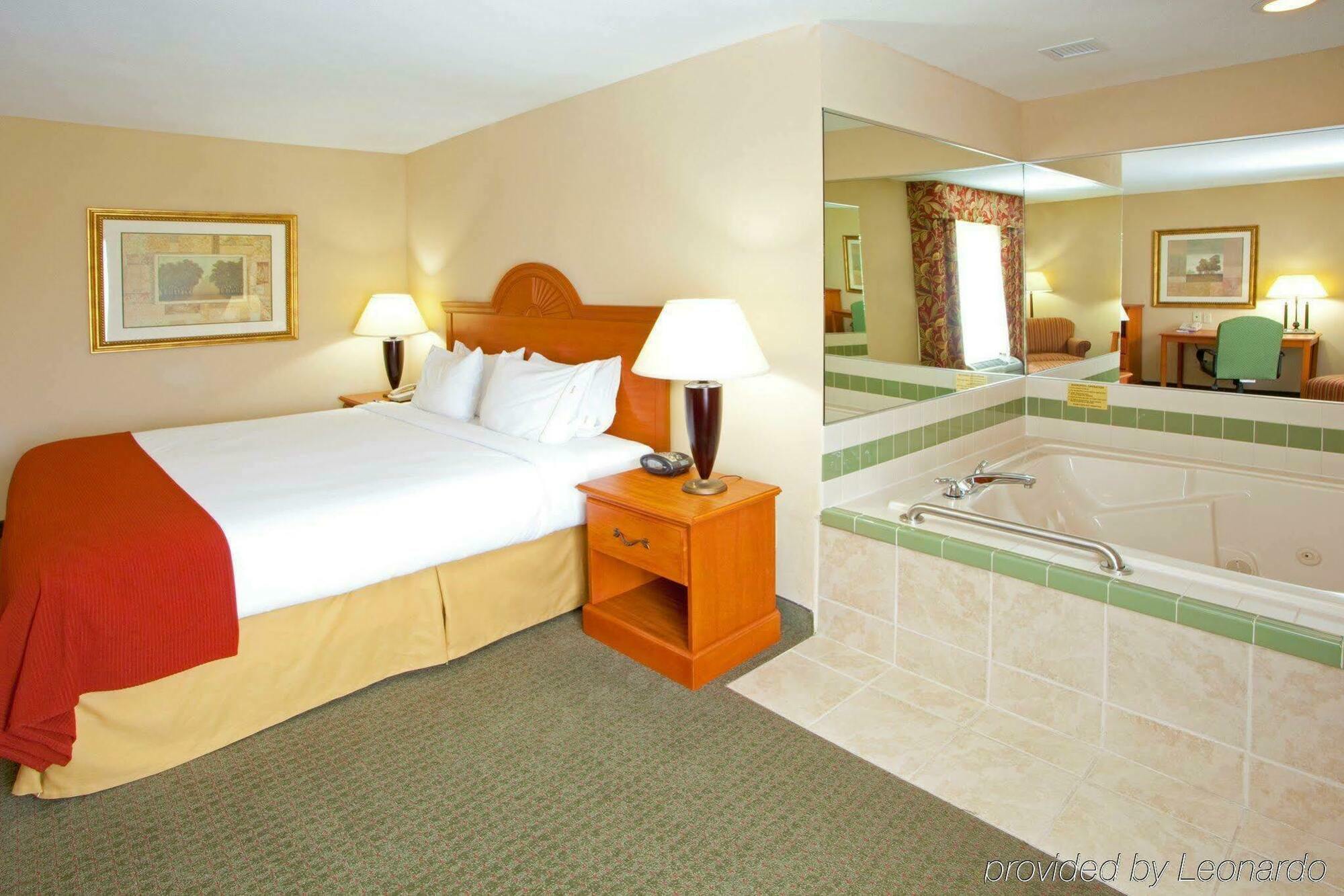 Holiday Inn Express Mineral Wells By Ihg Parkersburg Εξωτερικό φωτογραφία
